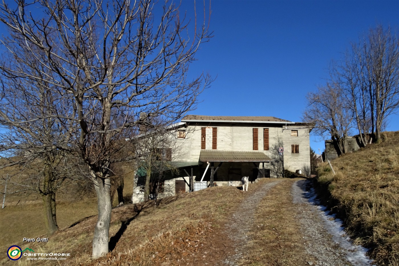 16 A questa cascina termina la stradetta e inizia il sentiero.JPG